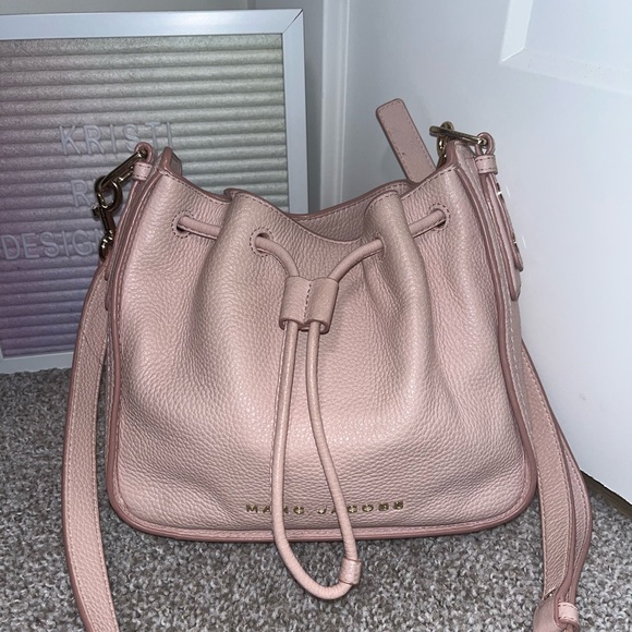 Marc Jacobs H606L01SP22
Small Peach Whip Leather Bucket/Shoulder Bag - Picture 3 of 10